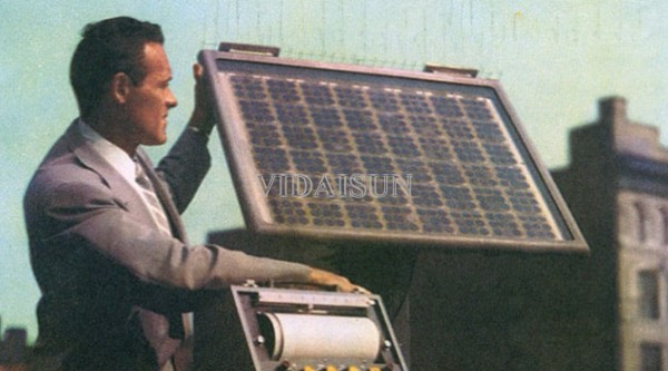 Tấm pin năng lượng mặt trời đầu tiên được sản xuất