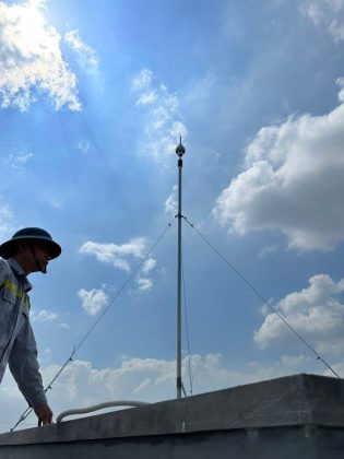 Dựng cột đỡ kim thu sét