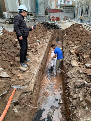 Tiến hành đổ hợp chất giảm điện trở